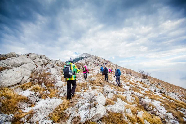 Grupa trekkingowa Ludzie na zewnątrz Natura Zdrowa Aktywność Turystyka górska — Zdjęcie stockowe