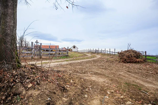 Route rurale, vue sur la campagne, petit village en Serbie . — Photo