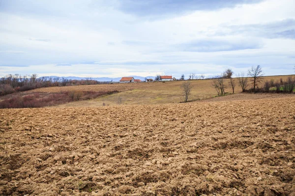 Landsbygdslandskap på plöjd mark — Stockfoto