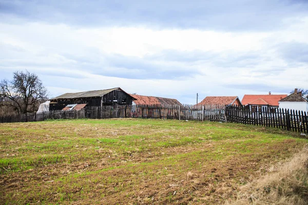 Hagyományos vidéki ház és farm Szerbia — Stock Fotó