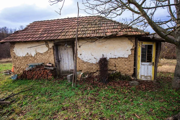 Velha fazenda rural abandonada ruína — Fotografia de Stock