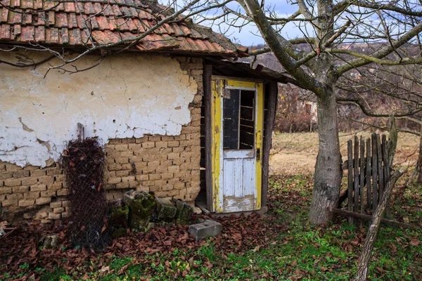 Régi elhagyatott vidéki parasztház rom — Stock Fotó