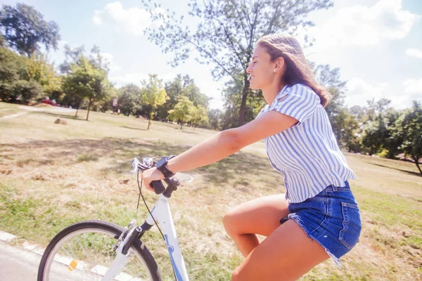 漂亮的女人有乐趣骑自行车在自然 — 图库照片