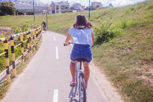 Mulher bonita se divertindo andando de bicicleta na natureza — Fotografia de Stock