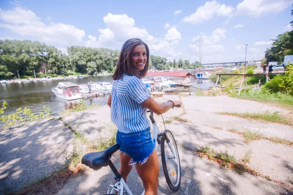 예쁜 여자 데 재미 승마 자전거 에 자연 — 스톡 사진