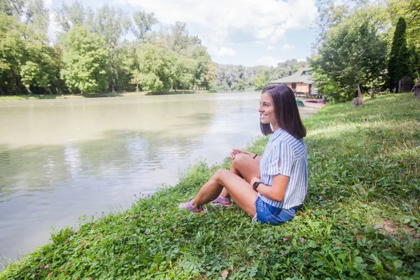 Mulher feliz desfrutar de um dia de verão natureza — Fotografia de Stock