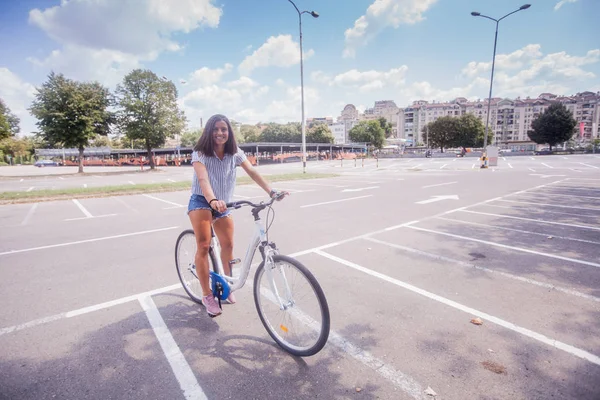 Hübsche Frau hat Spaß beim Fahrradfahren — Stockfoto