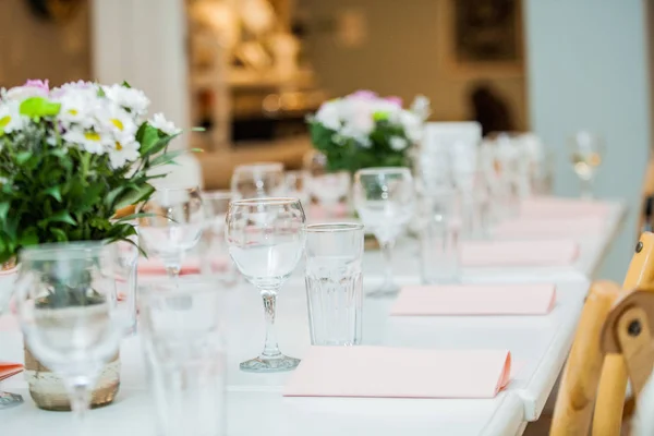 Configuração de mesa de restaurante para um casamento ou aniversário — Fotografia de Stock