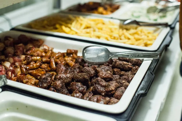 Leckeres gemischtes Grillfleisch im Restaurant — Stockfoto