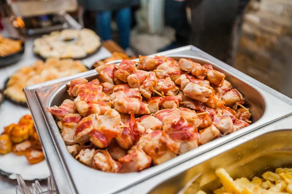 Leckere Grillmischung Fleisch, serviert auf Event-Gericht auf der Party — Stockfoto