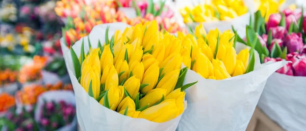 Tulips for sale at street flowers market — Stock Photo, Image