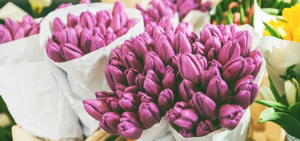Tulipany na sprzedaż na targu kwiatów ulicy — Zdjęcie stockowe