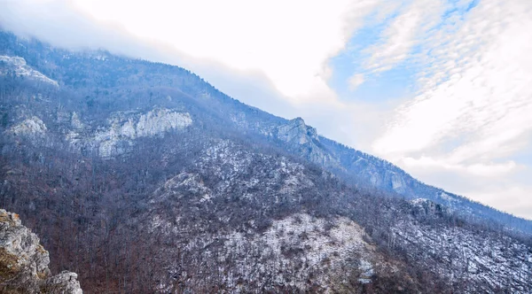 Panoramisch uitzicht op de natuur berg winter landschap — Stockfoto