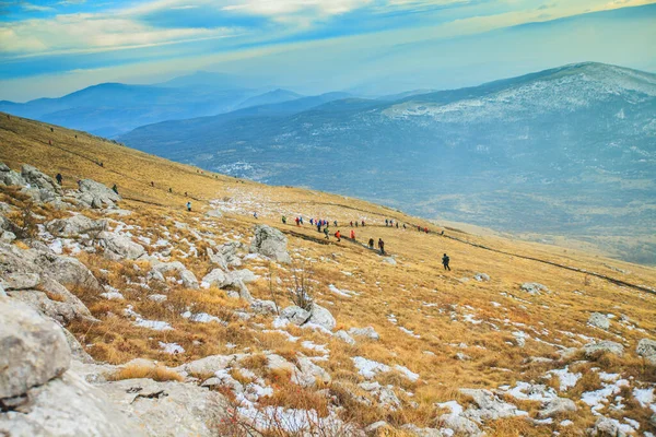 Landschaft Natur Bergwandern Trekking Gruppe Menschen Wandern im Freien gesunde Aktivität Winter — Stockfoto