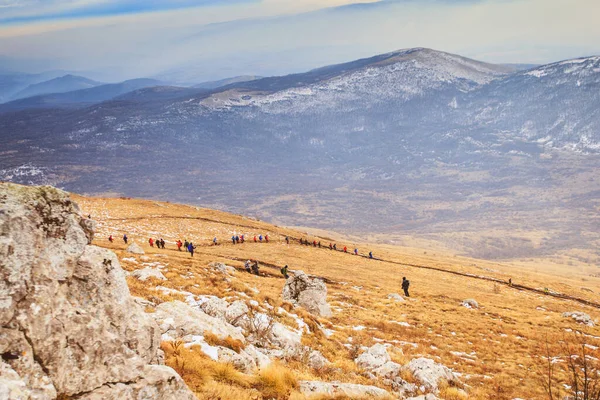 Landschaft Natur Bergwandern Trekking Gruppe Menschen Wandern im Freien gesunde Aktivität Winter — Stockfoto