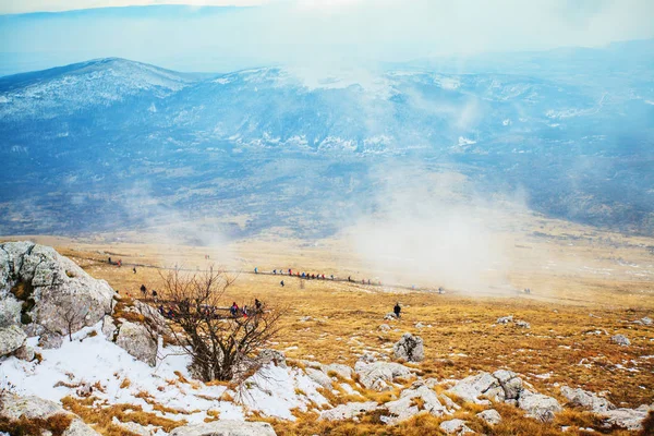 Landschaft Natur Bergwandern Trekking Gruppe Menschen Wandern im Freien gesunde Aktivität Winter — Stockfoto