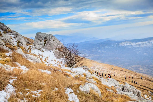 Landschaft Natur Bergwandern Trekking Gruppe Menschen Wandern im Freien gesunde Aktivität Winter — Stockfoto