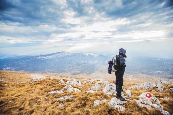 Trekking emberek Kültéri természet egészséges tevékenység Hegyi túrázás — Stock Fotó