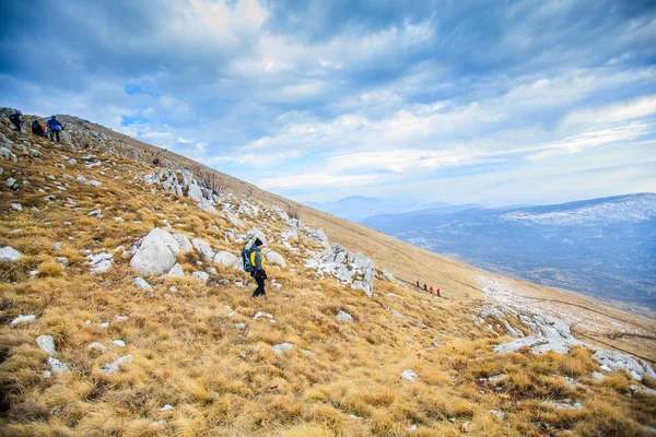 Trekking Menschen im Freien Natur gesunde Aktivität Bergwandern — Stockfoto