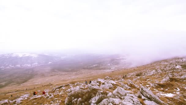 Increíble Paisaje Montaña Invierno Grupo Montañistas Desciende Por Sendero Montaña — Vídeo de stock