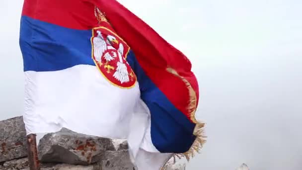 Bandera Nacional Serbia Pico Las Montañas Paisaje Nebuloso Día Invierno — Vídeo de stock