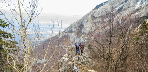 Wandelaars Rotsen Berg Genieten Van Het Prachtige Winterlandschap — Stockfoto