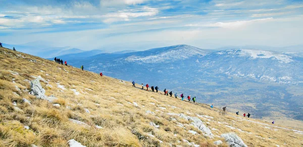 Erstaunliche Winterberglandschaft Gruppe Von Bergsteigern Steigt Auf Bergpfad — Stockfoto