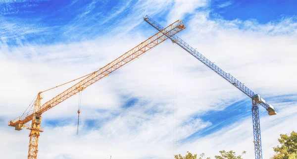 Építési Darukhoz Építkezésen Felhős Kék Alatt Támogatási Fejlesztési Üzleti Koncepció — Stock Fotó