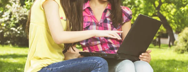 Duas Alunas Sorridentes Usando Laptop Natureza — Fotografia de Stock
