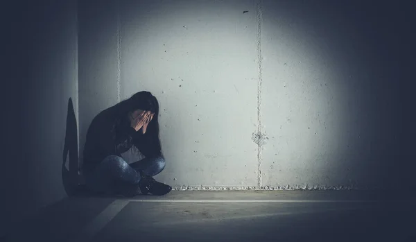 Köşede Oturan Yüzüne Elle Depresif Genç Kız — Stok fotoğraf