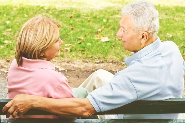 公园里的爱情中快乐的老夫妇 老年男女的画像 — 图库照片