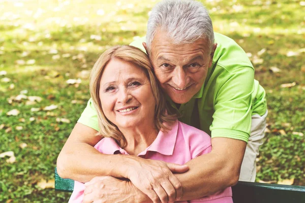 Porträtt Lyckligt Äldre Par Förälskade Äldre Kvinna Och Man Parken — Stockfoto