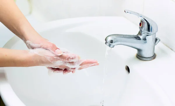 石鹸で手を洗う 衛生コンセプト — ストック写真