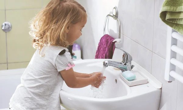Criança Lavando Mãos Com Sabão Conceito Higiene — Fotografia de Stock