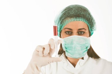 Test için kan şırıngası, Coronavirus 'a karşı tıbbi koruyucu bir maske takan doktor.