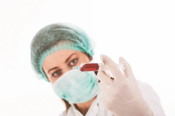 Seringa Com Sangue Para Testes Doutor Vestindo Uma Máscara Protetora — Fotografia de Stock