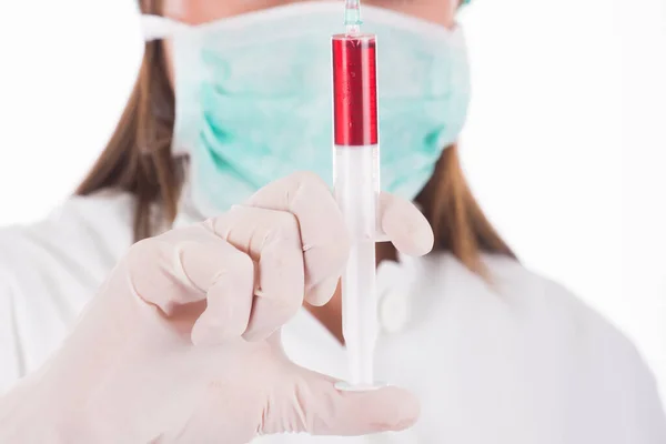 Siringa Con Sangue Test Dottore Che Indossa Una Maschera Protettiva — Foto Stock