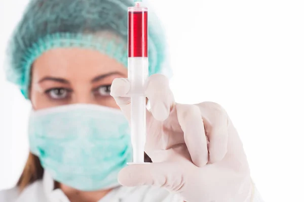 Siringa Con Sangue Test Dottore Che Indossa Una Maschera Protettiva — Foto Stock