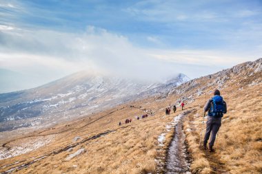 Trekking Grubu Doğanın Dışında Sağlıklı Dağ Yürüyüşü