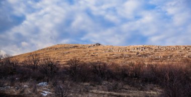 Sırbistan 'ın doğusundaki Rtanj Dağı' nın cennet gibi kış manzarasının muhteşem panoramik manzarası. Gökyüzü arkaplanı