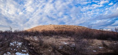 Sırbistan 'ın doğusundaki Rtanj Dağı' nın cennet gibi kış manzarasının muhteşem panoramik manzarası. Gökyüzü arkaplanı
