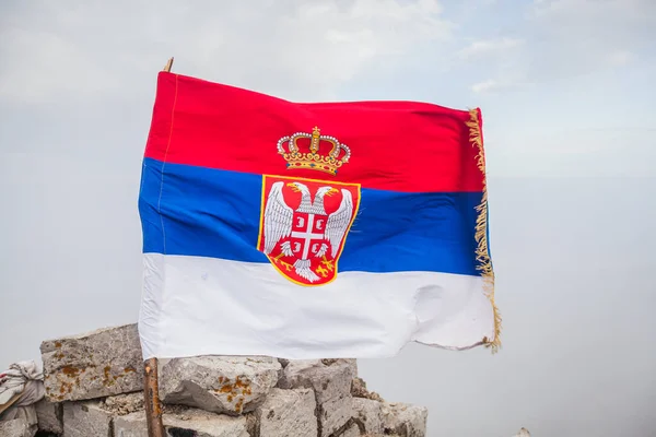 National Flag Serbia Mountains Peak Landscape Foggy Winter Day — Stock Photo, Image