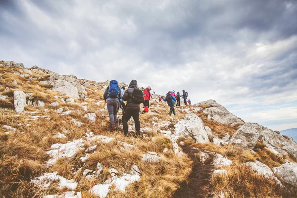 Vida Activa Saludable Gente Trekking Paisaje Montaña Invierno Grupo Excursionistas — Foto de Stock