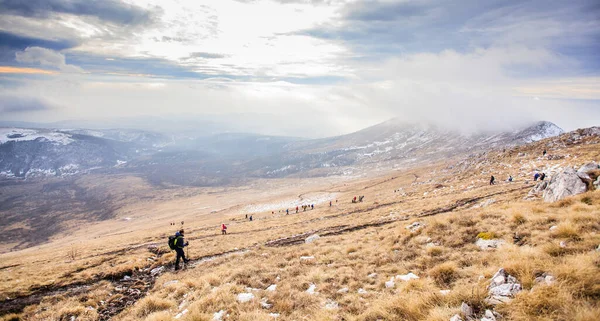 Erstaunliche Winter Berglandschaft Gruppe Von Bergsteigern Auf Bergpfaden — Stockfoto
