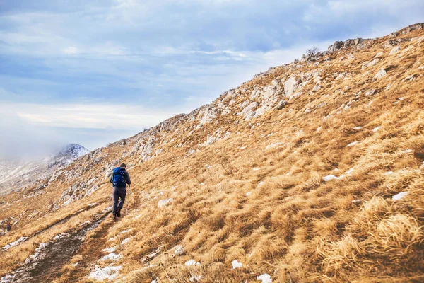Homem Caminhante Montanhas Caminhadas Inverno Paisagem Aventura Estilo Vida — Fotografia de Stock