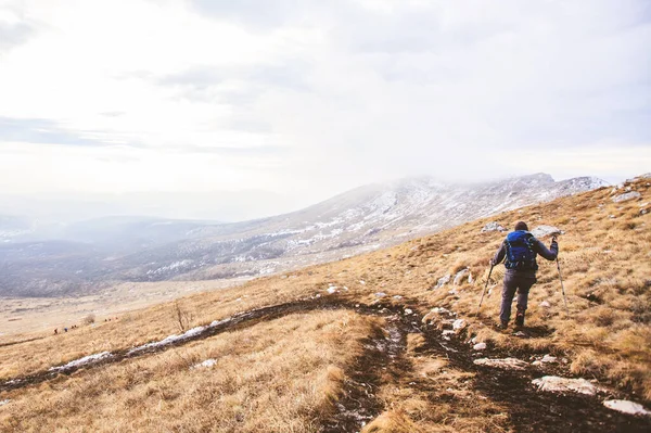 Homme Randonneur Randonneur Montagnes Hiver Paysage Aventure Mode Vie — Photo