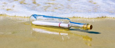 Kumsalda bir şişede mesaj.