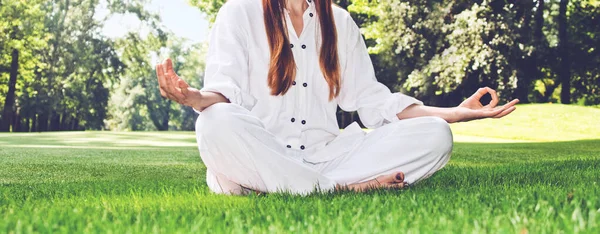 Jovem Praticando Meditação Ioga Parque — Fotografia de Stock