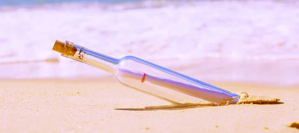 Bottiglia Con Messaggio Sulla Spiaggia Sabbia — Foto Stock