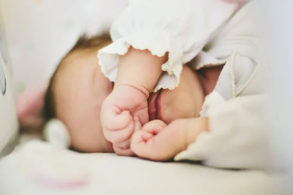 Portret Van Slapende Pasgeboren Babymeisje — Stockfoto